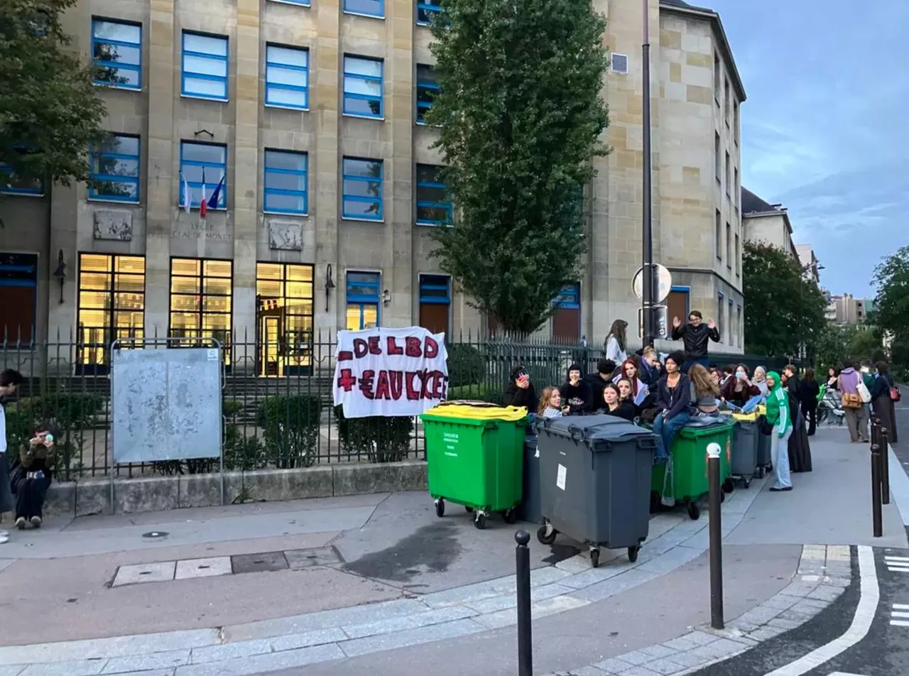 Во Франции созывают кризисную группу из-за массовых протестов старшеклассников