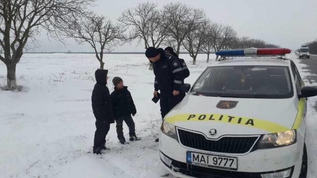 Патрульные инспекторы подобрали на заснеженной трассе двух несовершеннолетних мальчиков