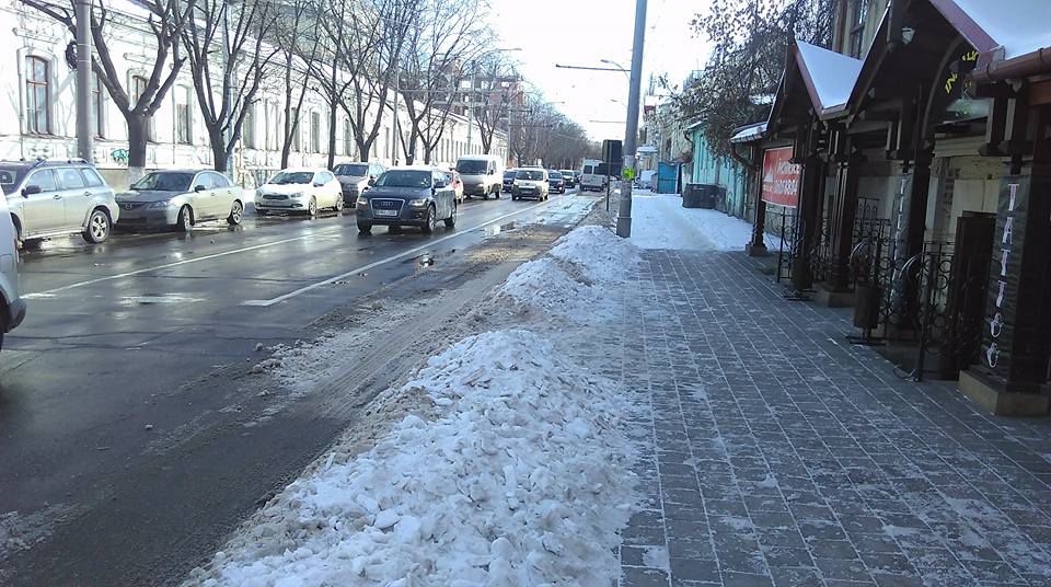 Чистка дорог в Кишиневе: ночью с проезжей части на тротуар, днем - наоборот