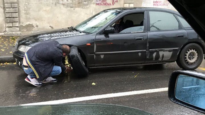 Столичный водитель сломал колесо, угодив в яму на ул. Измаильской