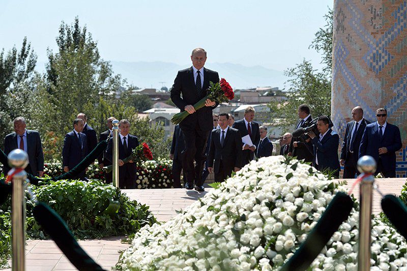 Путин преклонил колено перед могилой Каримова в Самарканде