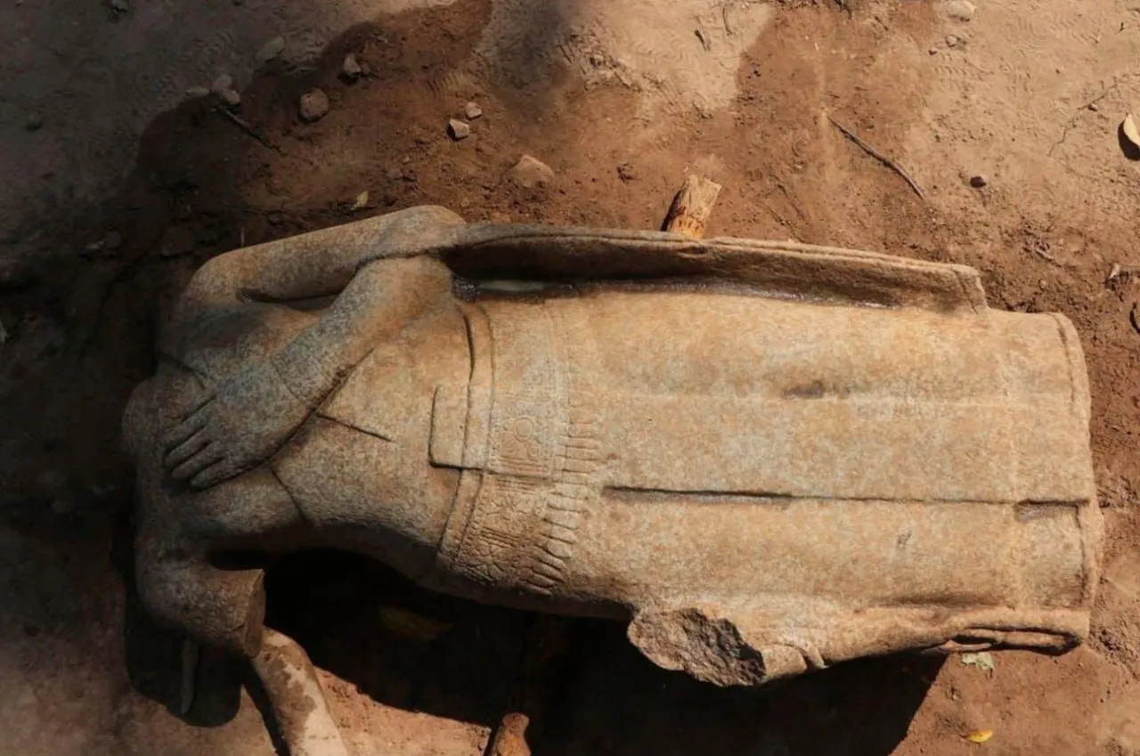 O statuie seculară a lui Buddha fără cap, descoperită într-un complex de temple din Cambodgia