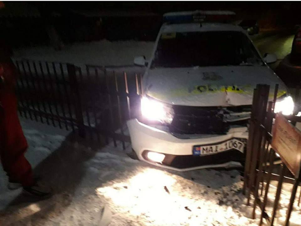 В Кишиневе машина полиции снесла забор жилого дома