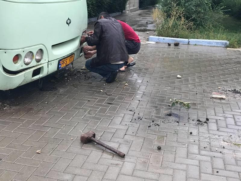 В центре Комрата поднялся асфальт, в яму угодил пассажирский автобус