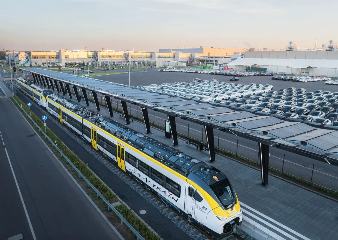 Lucrătorii Tesla vor fi transportați cu un gigantic tren electric