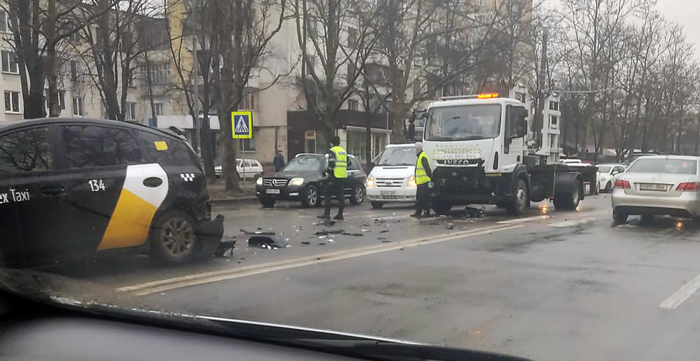В Кишиневе эвакуатор врезался в такси на пешеходном переходе