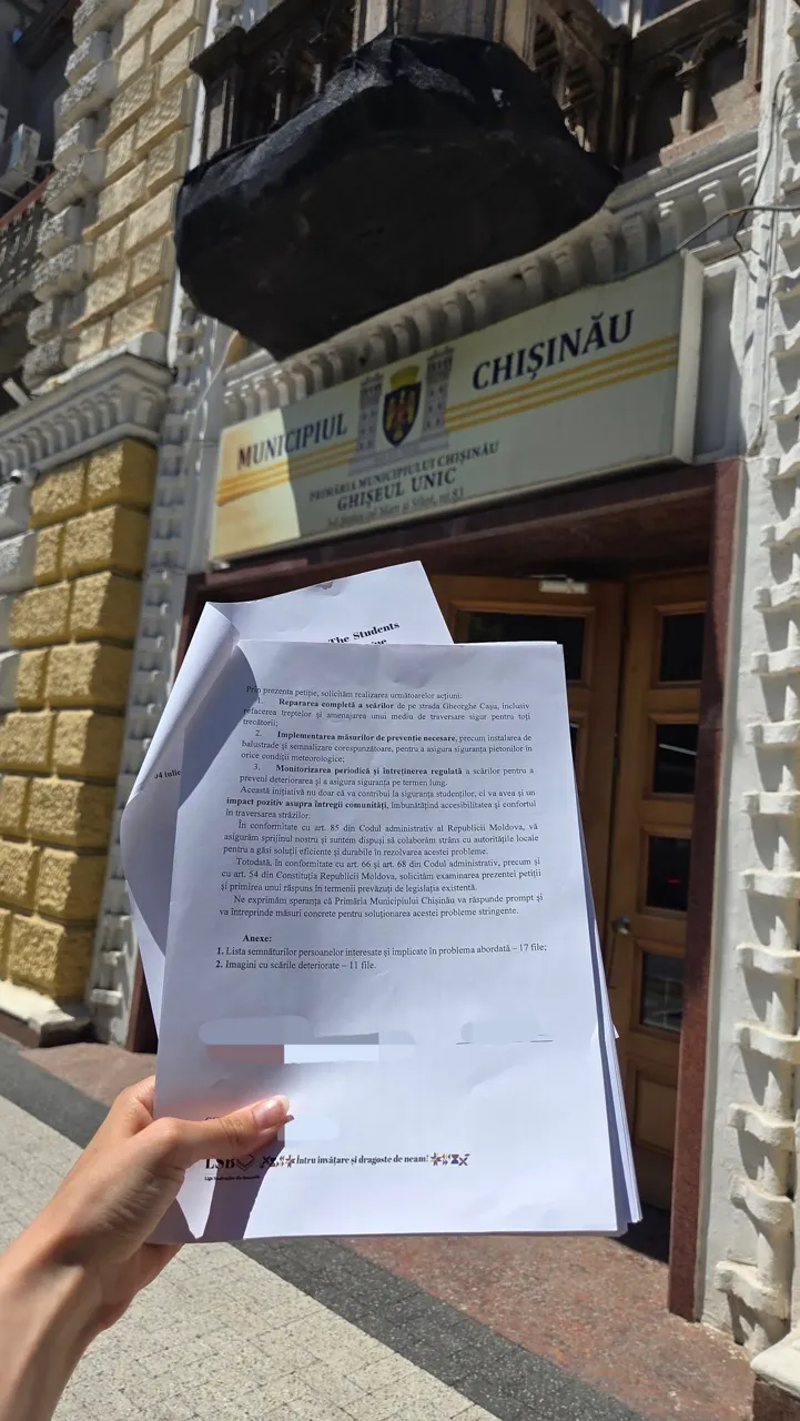 Studenții cer repararea scărilor din apropierea complexului Gheorghe Cașu