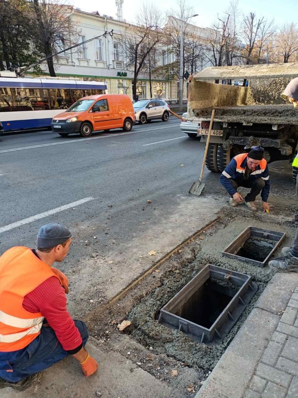 Возобновлены работы по ремонту и обустройству ливнёвок в центре столицы