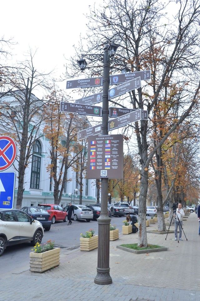 Рядом с мэрией установили столб с названиями городов-побратимов Кишинева