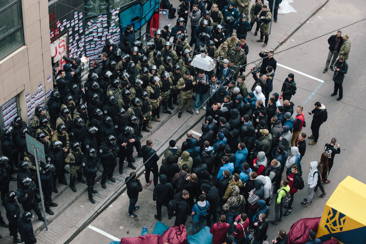 В Харькове в ходе столкновений у Сбербанка пострадали двое полицейских