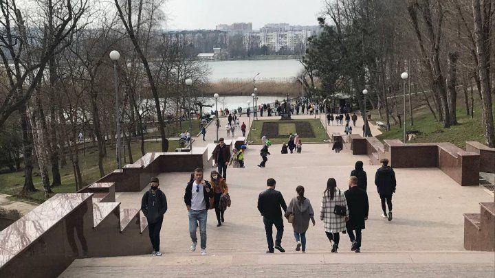 Толпы горожан заполнили кишинёвские парки в выходные дни