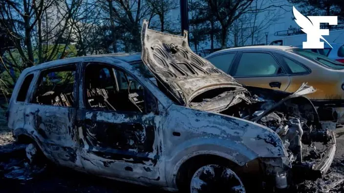 Во Франции в новогоднюю ночь сожгли почти тысячу автомобилей