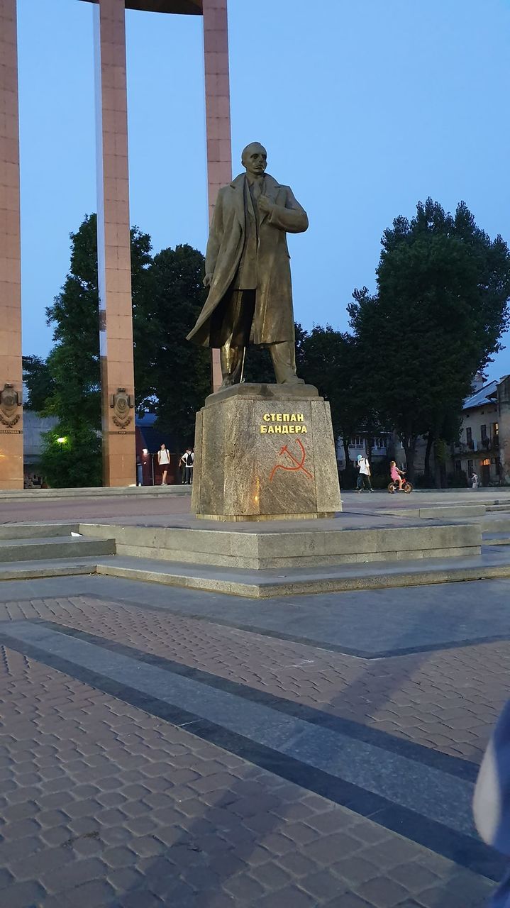 Во Львове неизвестные нарисовали серп и молот на памятнике Бандере