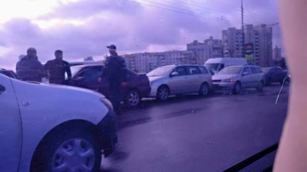 Движение по мосту на улице Измаильской затруднено из-за цепной аварии