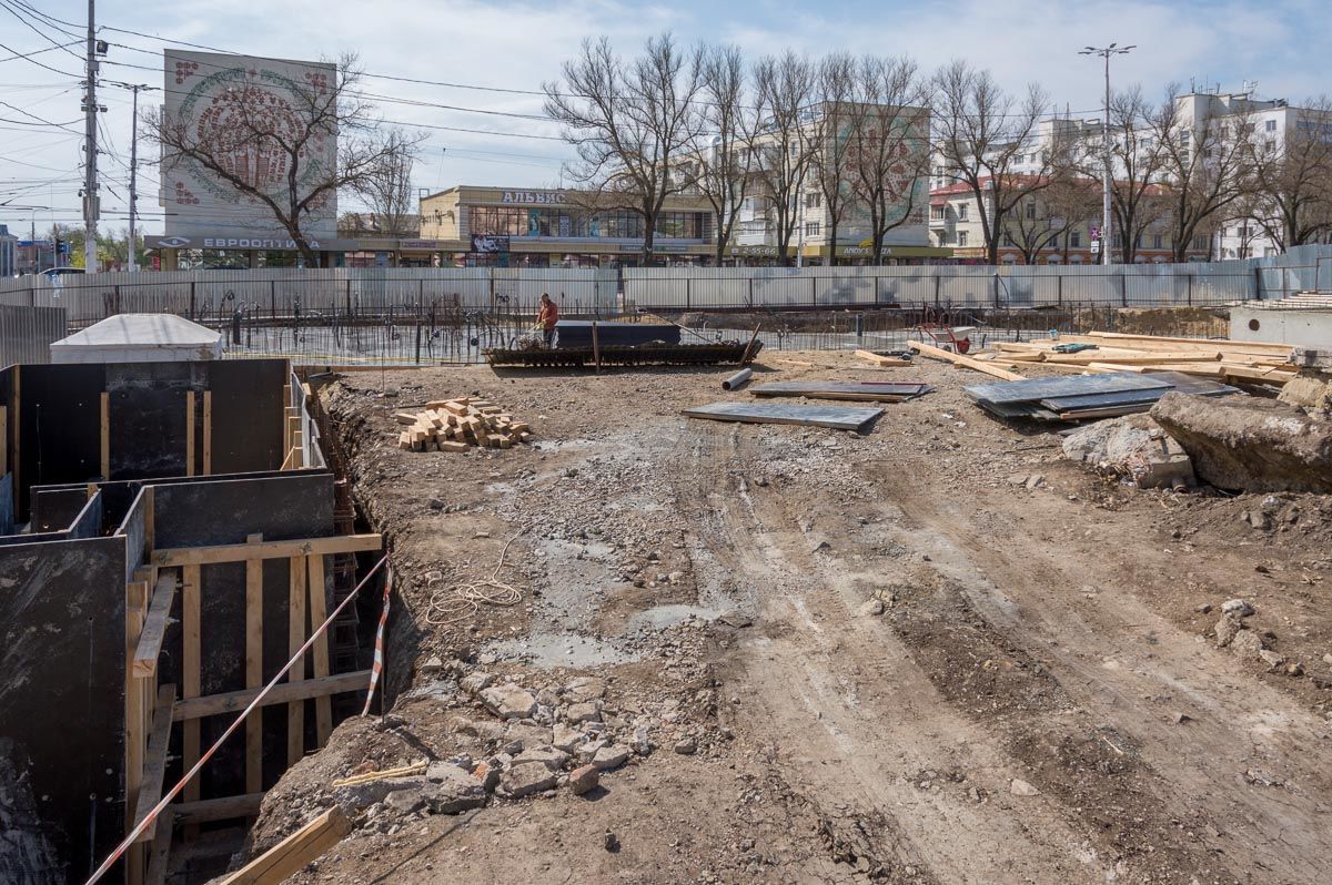 В центре Тирасполя выкладывают тротуар плиткой с узорами