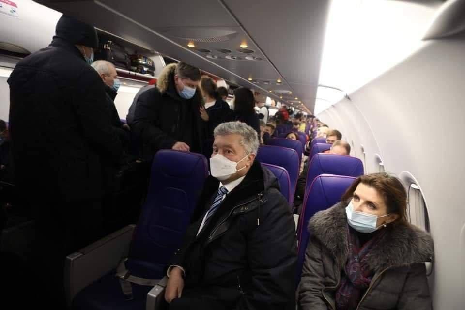 Подозреваемый в госизмене Порошенко прилетел в Украину