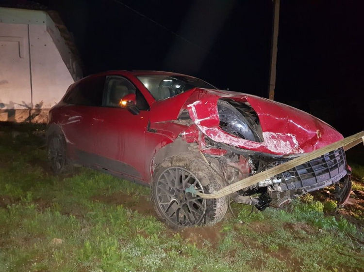 В Каушанах женщина на Porsche врезалась в магазин
