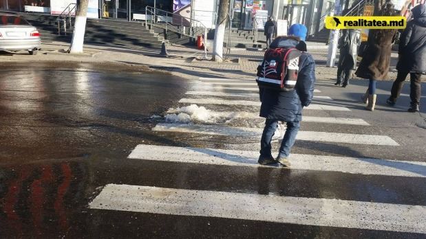 Bulevardul Decebal din capitală, inundat în urma unei scurgeri la apeduct