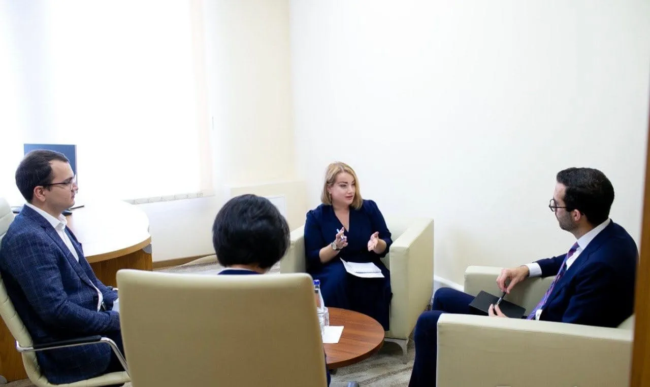 Депутат-коммунист обсудила с представителем посольства США ситуацию в парламенте