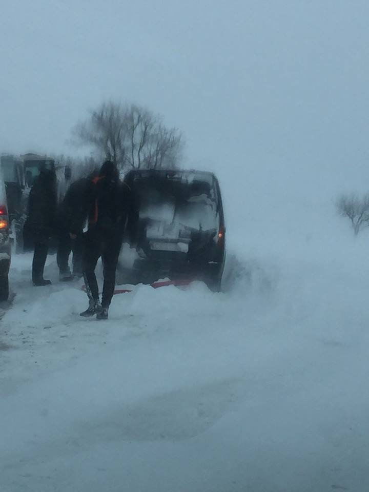 Imagini dramatice la Criuleni. Mai multe mașini și persoane, blocate din cauza stratului gros de zăpadă