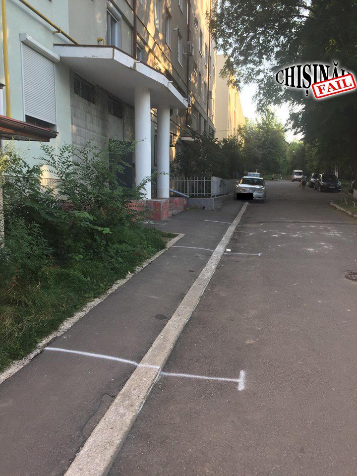 Во дворе дома на Ботанике пешеходную дорожку разметили как парковку