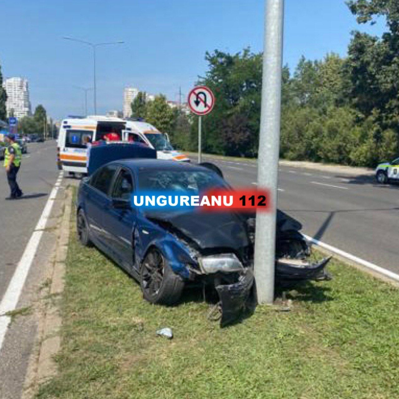 BMW влетел в столб на Ботанике: есть пострадавшие