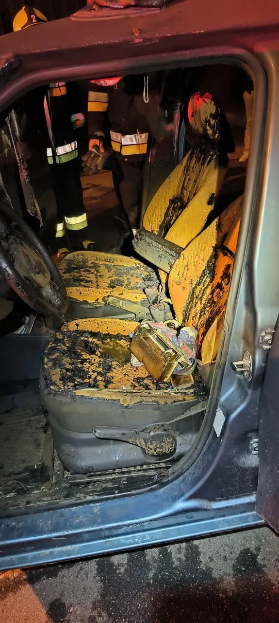 Два автомобиля загорелись в Кишиневе: водитель получил ожоги