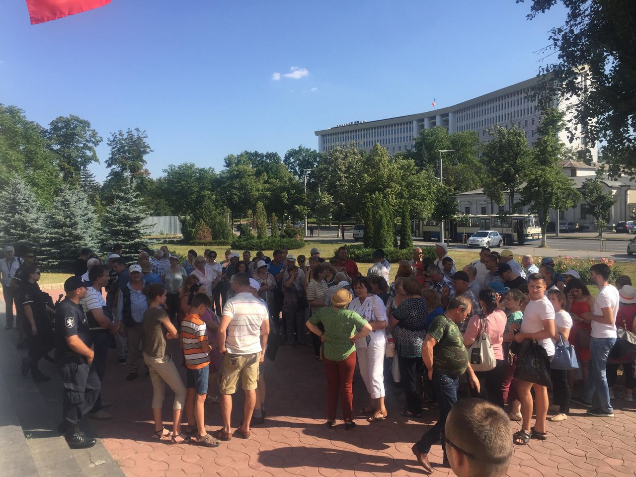 Сторонники Нэстасе устроили протест перед зданием суда