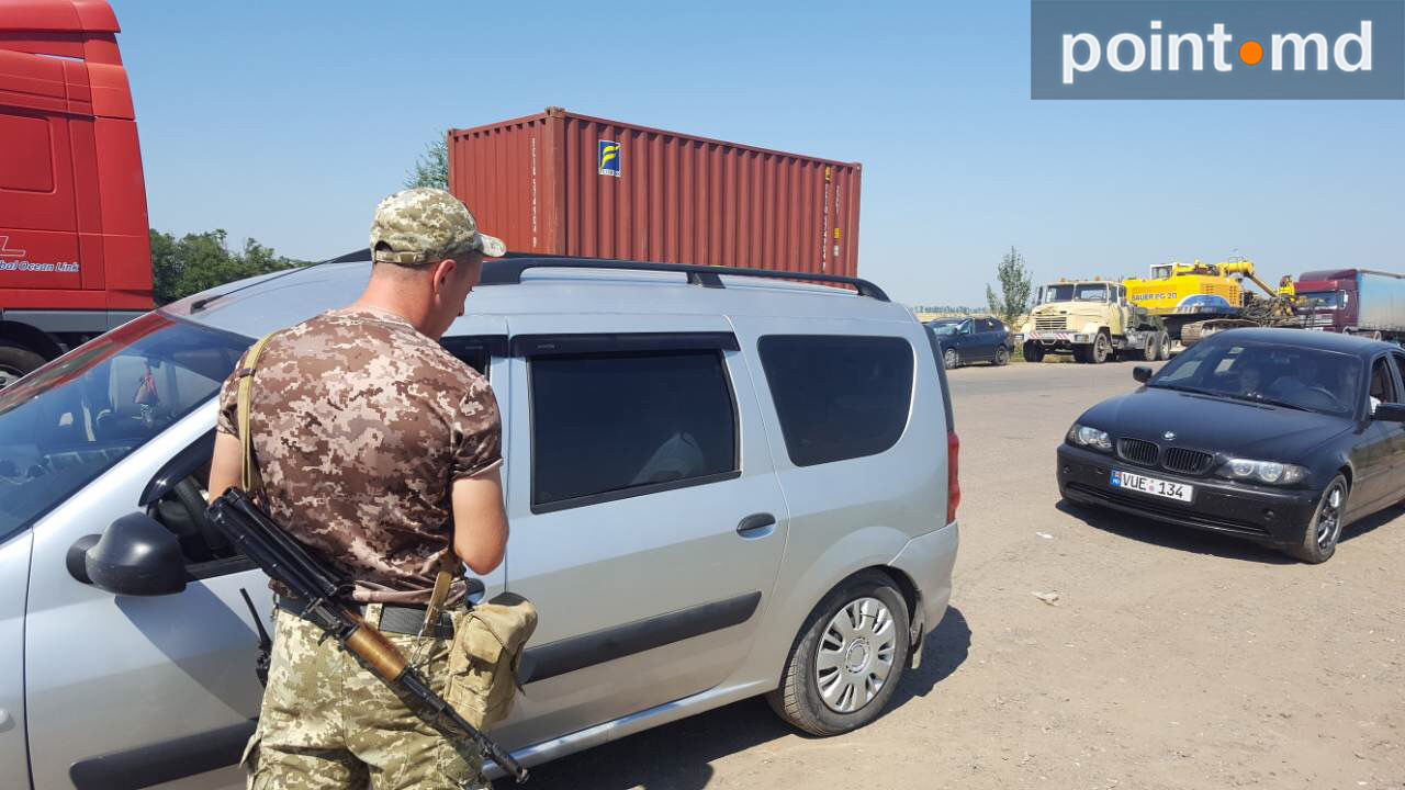 На границе с Украиной огромные очереди