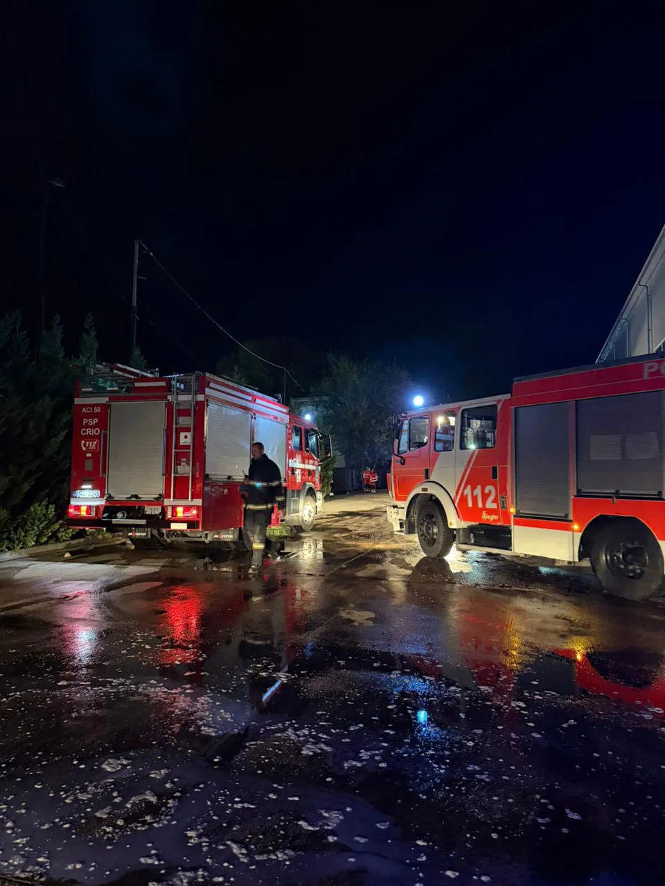 Incendiu puternic în Capitală: Un depozit cu materiale de construcție, distrus de flăcări