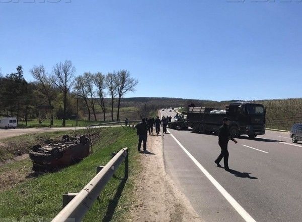 У въезда в Пересечина микроавтобус столкнулся с грузовиком