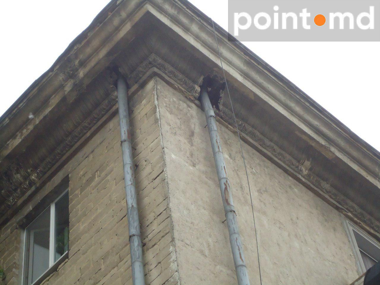 В центре столицы, напротив здания МВД, разрушается жилой дом