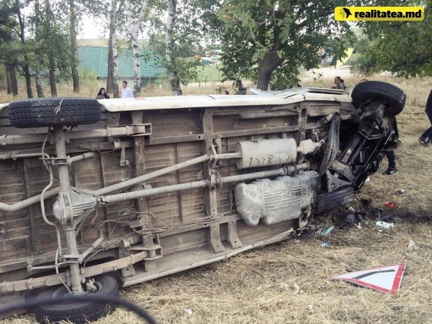 Un microbuz de pe ruta Chişinău - Cahul s-a răsturnat. Sunt răniţi
