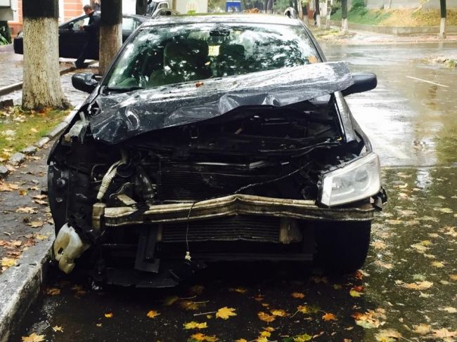 ДТП в центре столицы: один из автомобилей влетел в столб