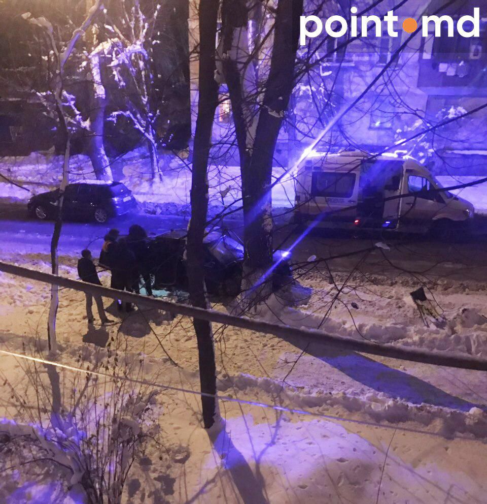 В Кишиневе автомобиль BMW врезался в дерево
