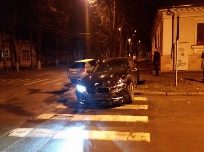 Автоледи попала в больницу после ДТП с BMW в центре столицы