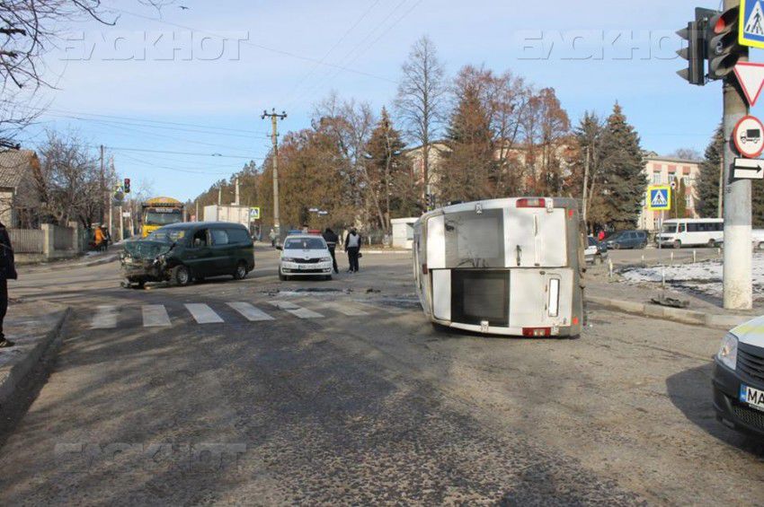В Бельцах в результате аварии перевернулся микроавтобус