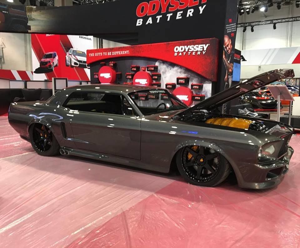 Американцы построили Mustang с двигателем от Ferrari