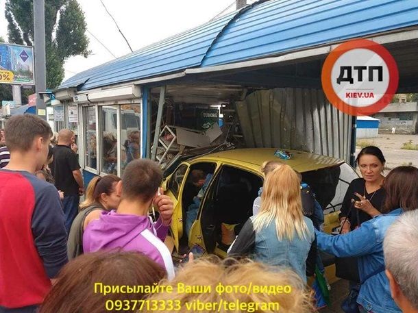 Под Киевом авто врезалось в киоск на остановке