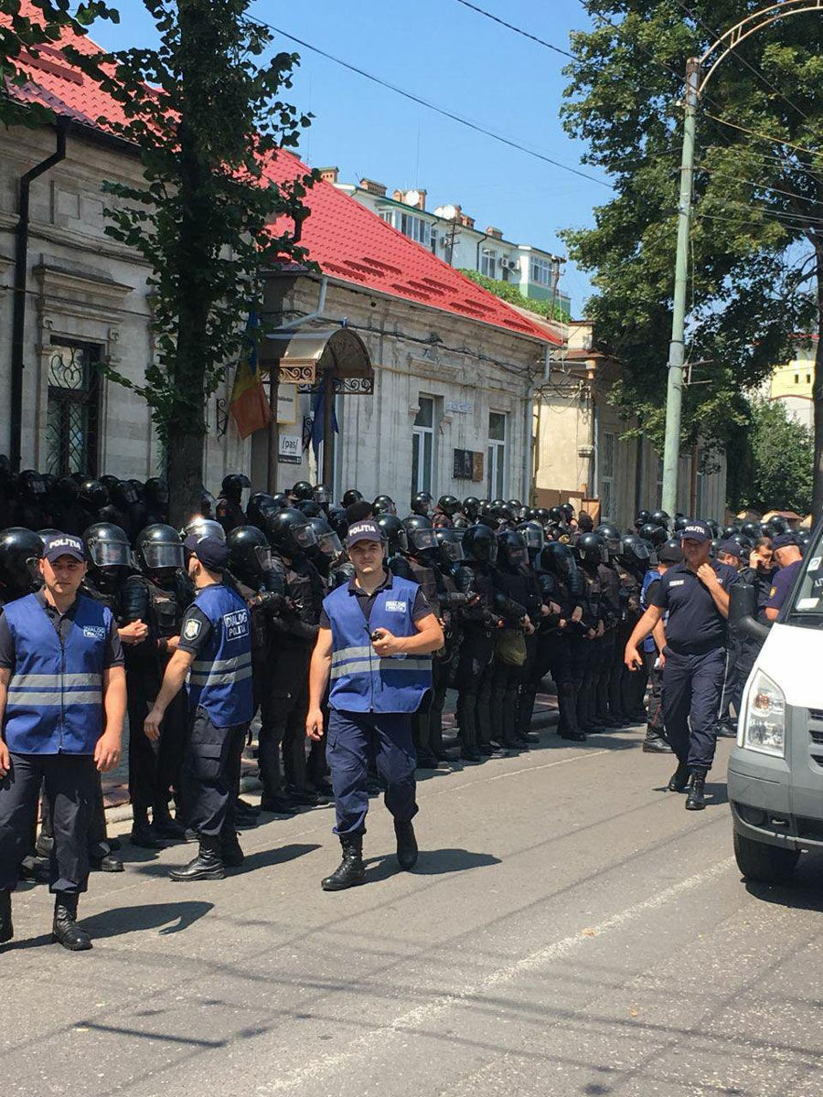 Сотни полицейских охраняли здание партии Майи Санду во время протестов сторонников Илана Шора
