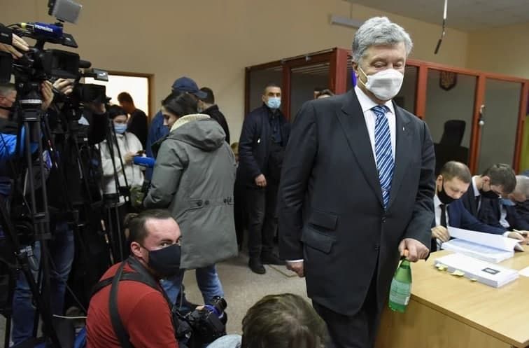 Порошенко в зале суда перешел на крик, раздавая указания своей жене