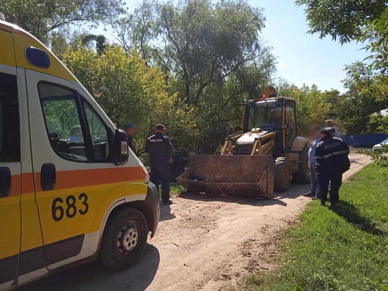 В Дондюшанах мужчину сбил автомобиль, его отбросило в ковш трактора