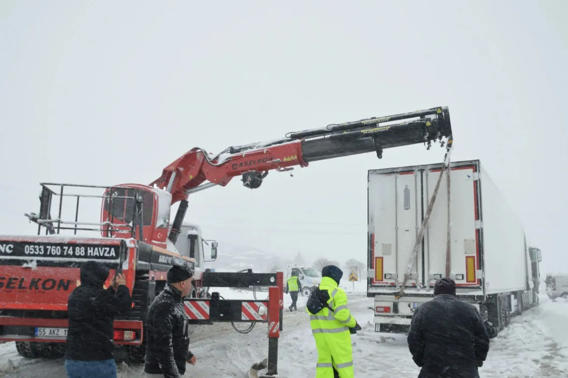 Haos pe șosele: Ninsoarea a provocat două accidente în lanț pe o autostradă din Turcia