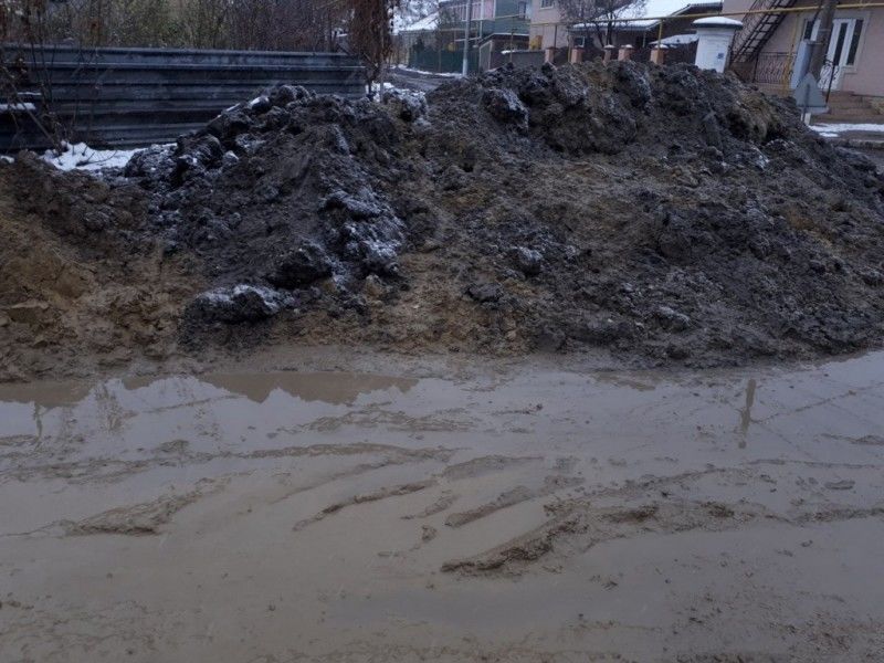 В Бельцах ребенок провалился в грязевую яму на перерытой дороге