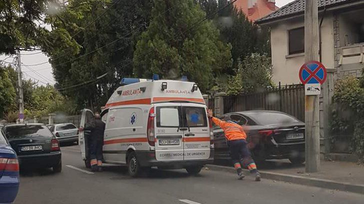 В Румынии медики толкали заглохшую машину скорой помощи