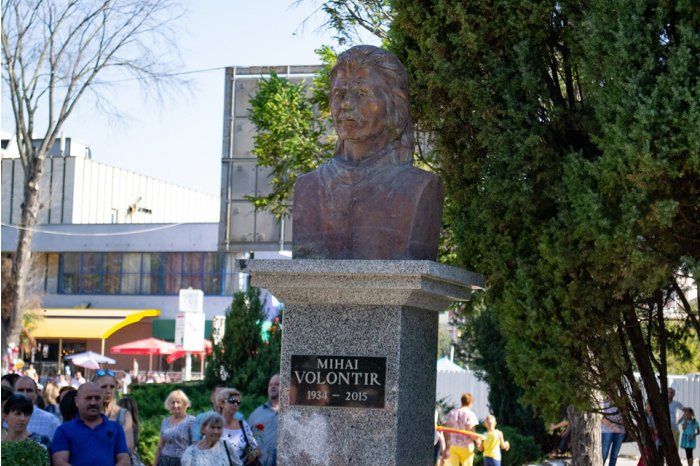 В Бельцах открыли бюст Михая Волонтира