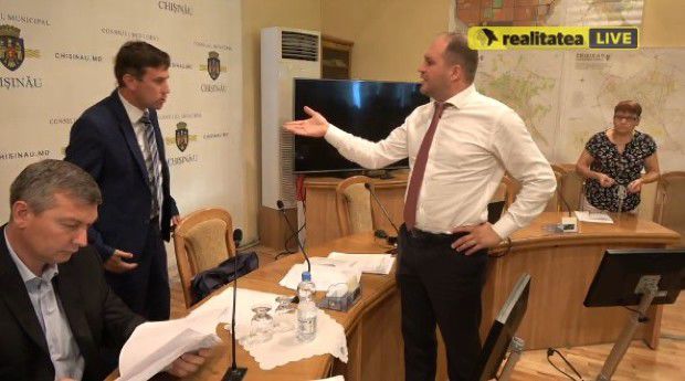 Mare tărăboi la ședința CMC! Aleșii locali și-au ieșit din fire în timpul discuției unui proiect