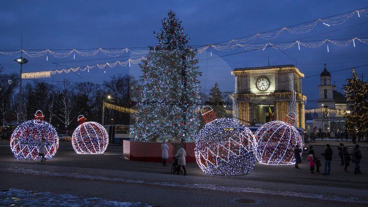 Гигантские ёлочные шары установили на центральной площади Кишинёва
