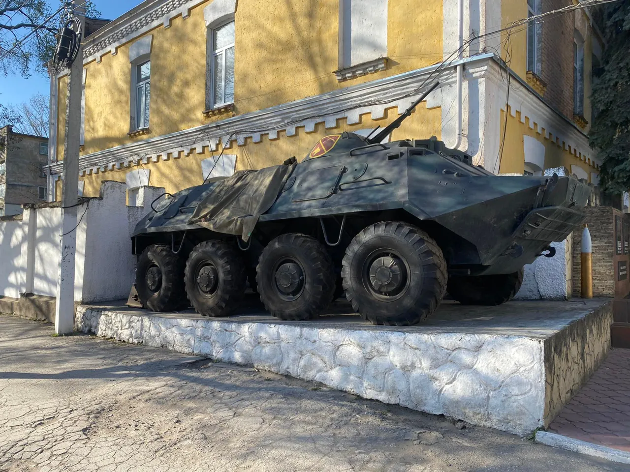 В Бельцах на бронетранспортере у воинской части неизвестные нарисовали знак "Z"