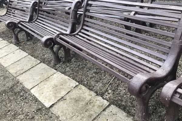В Вулканештах неизвестные вандалы повредили парковые скамейки